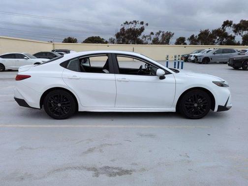 Ice 2025 Toyota Camry SE