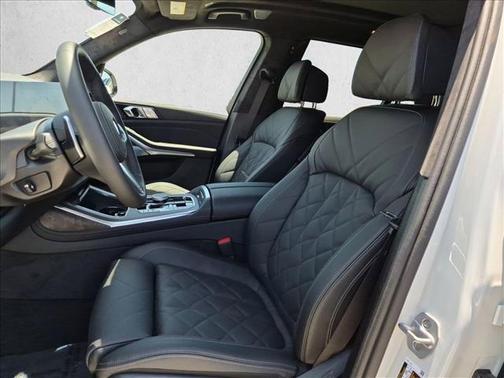 Mineral White Metallic 2027 BMW X7 xDrive40i