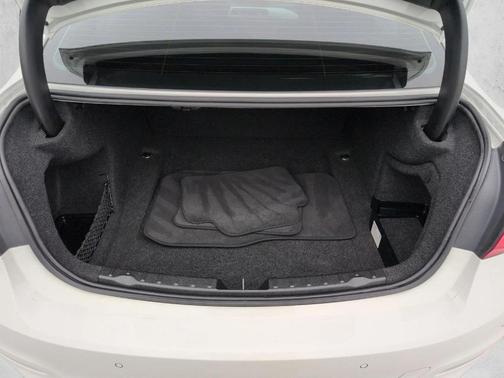 White 2018 BMW 320 i