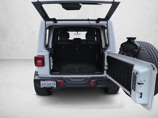 Bright White Clearcoat 2018 Jeep Wrangler Unlimited Sahara