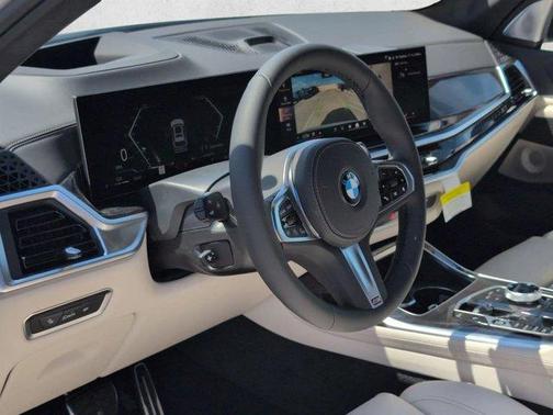 Mineral White Metallic 2026 BMW X7 xDrive40i