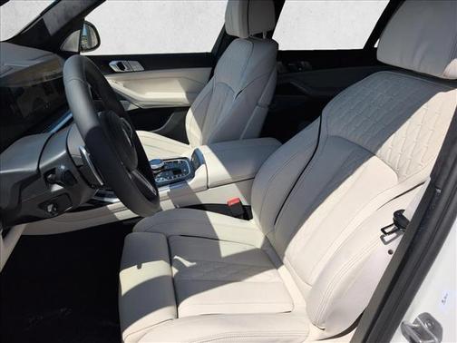Mineral White Metallic 2026 BMW X7 xDrive40i