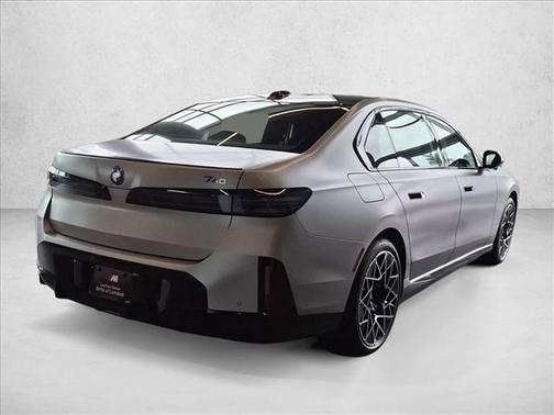 Space Silver 2027 BMW 740 i