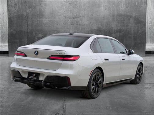 2025 BMW 740 i