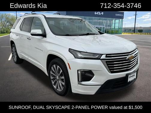 Iridescent Pearl Tricoat 2023 Chevrolet Traverse Premier