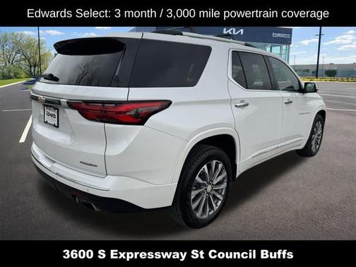 Iridescent Pearl Tricoat 2023 Chevrolet Traverse Premier