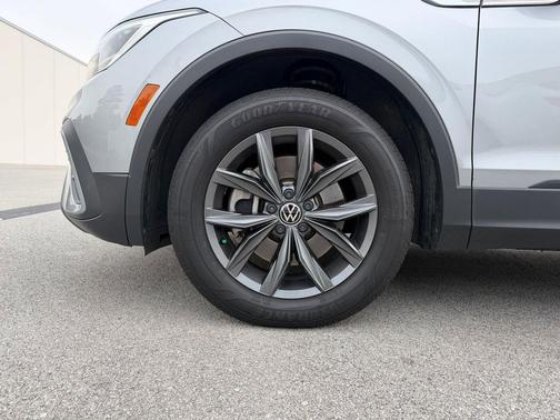 Pyrite Silver Metallic 2022 Volkswagen Tiguan 2.0T SE