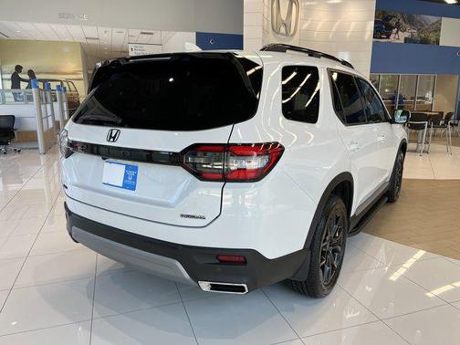 2025 Honda Pilot Touring 8-Passenger