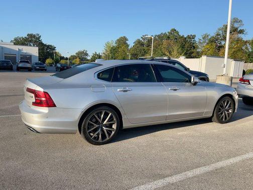 2018 Volvo S90 T6 Momentum
