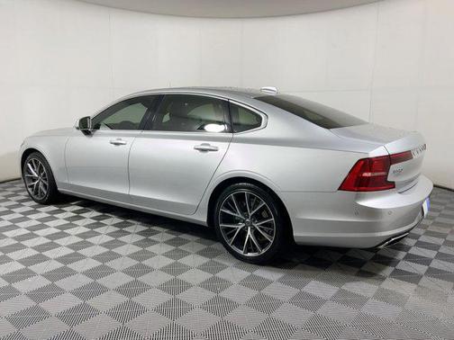 2018 Volvo S90 T6 Momentum