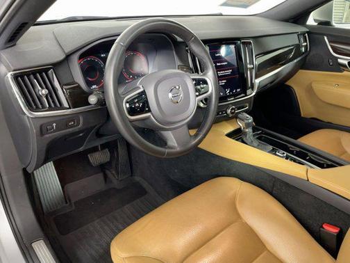 2018 Volvo S90 T6 Momentum