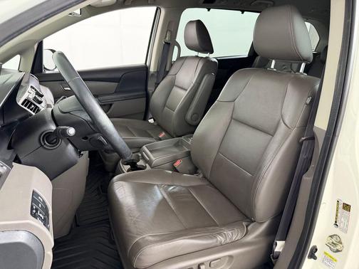 White Diamond Pearl 2017 Honda Odyssey Touring