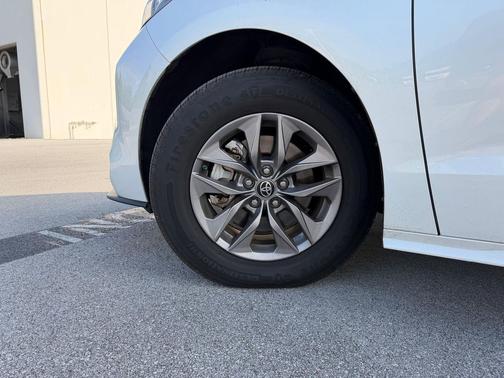 Wind Chill Pearl 2023 Toyota Sienna XLE