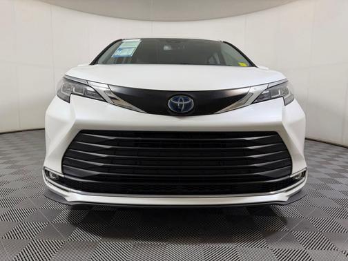 Wind Chill Pearl 2023 Toyota Sienna XLE