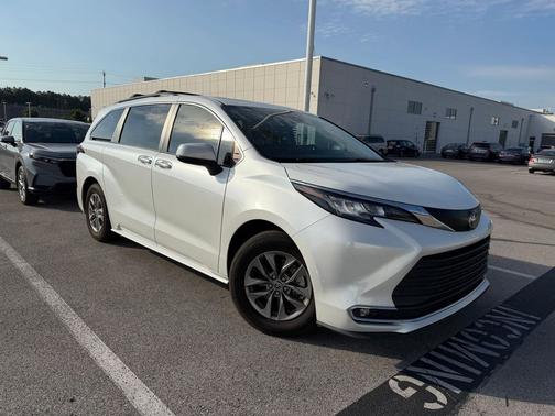 Wind Chill Pearl 2023 Toyota Sienna XLE