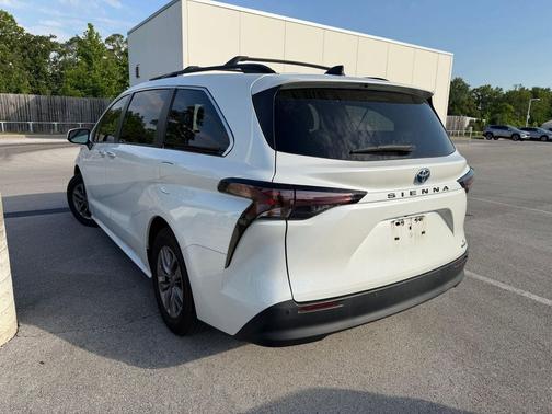 Wind Chill Pearl 2023 Toyota Sienna XLE