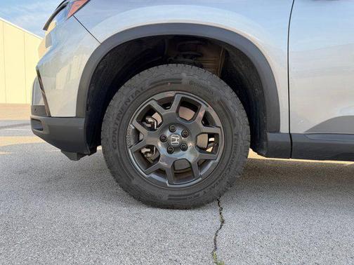 Lunar Silver Metallic 2023 Honda Pilot AWD TrailSport