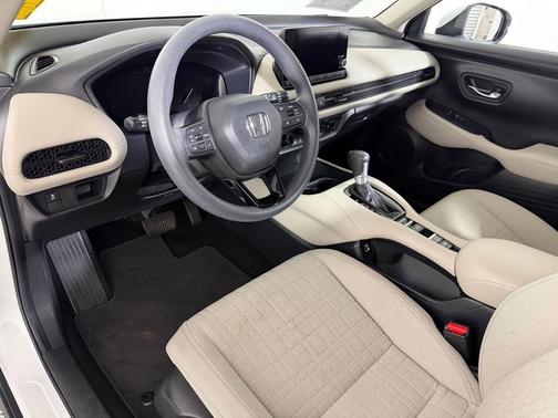 Platinum White Pearl 2023 Honda HR-V LX