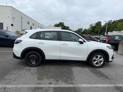 Platinum White Pearl 2023 Honda HR-V LX