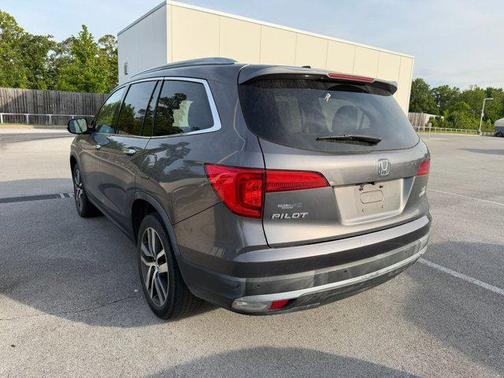 Modern Steel Metallic 2018 Honda Pilot Elite