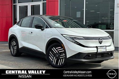 Everest White Pearl Tricoat/Black 2026 Nissan Leaf SV+