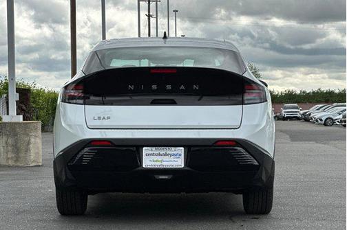 Everest White Pearl Tricoat 2026 Nissan Leaf SV+