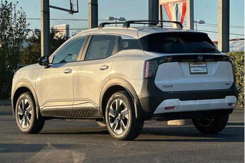 Aspen White Tricoat 2026 Nissan Kicks SV