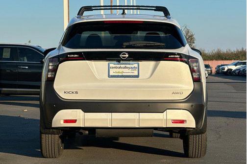 Aspen White Tricoat 2026 Nissan Kicks SV