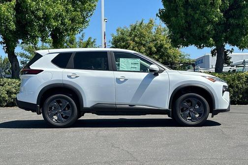 Everest White Pearl Tricoat 2026 Nissan Rogue SV