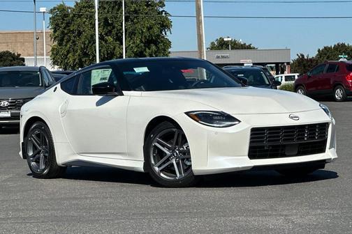 Pearl White Tricoat/Super Black 2026 Nissan Z Sport