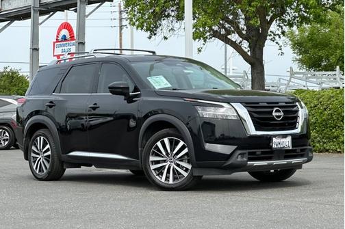 Black 2022 Nissan Pathfinder Platinum