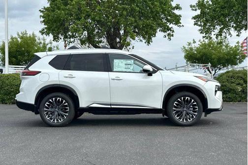 Everest White Pearl Tricoat 2026 Nissan Rogue Platinum