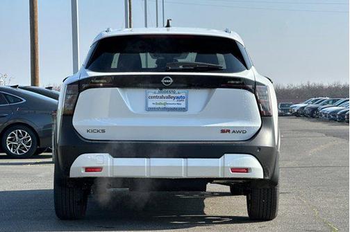 Aspen White Tricoat 2026 Nissan Kicks SR