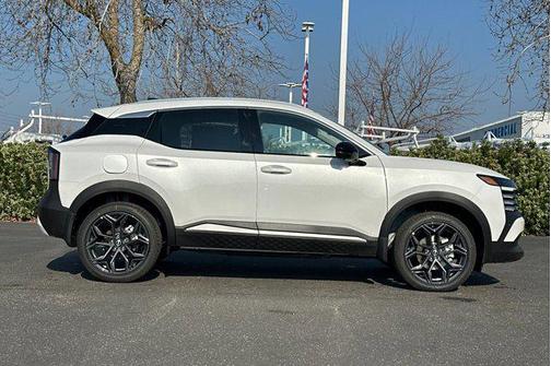 Aspen White Tricoat 2026 Nissan Kicks SR