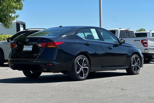 Super Black 2024 Nissan Altima SR FWD