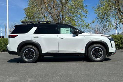 Everest White Pearl Tricoat/Super Black 2026 Nissan Pathfinder Rock Creek