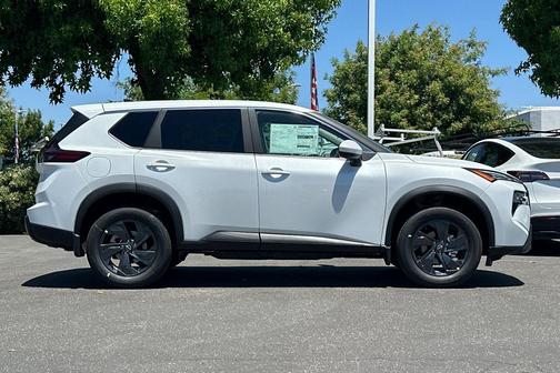 Everest White Pearl Tricoat 2026 Nissan Rogue SV