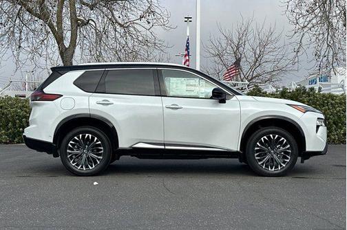 Everest White Pearl/Super Black 2026 Nissan Rogue Platinum
