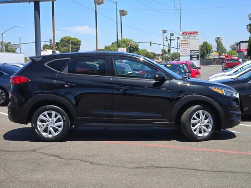 Black Noir Pearl 2019 Hyundai TUCSON SE