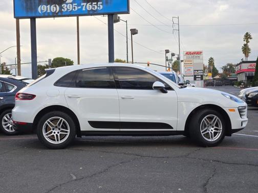 2018 Porsche Macan Base (PDK)