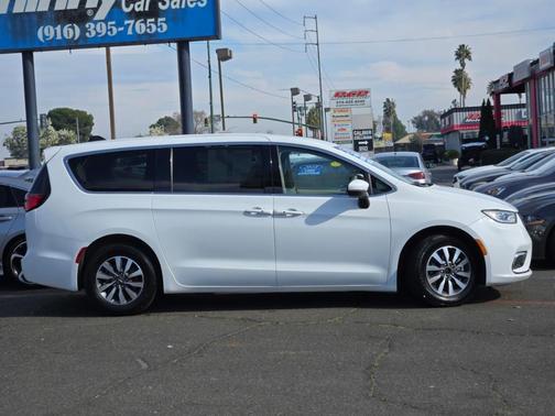 2023 Chrysler Pacifica Hybrid Touring L