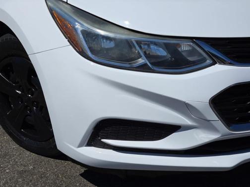Summit White 2018 Chevrolet Cruze LS