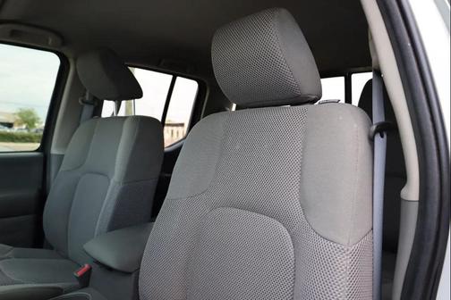 Glacier White 2017 Nissan Frontier SV