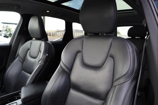 Onyx Black Metallic 2022 Volvo XC60 B5 Inscription