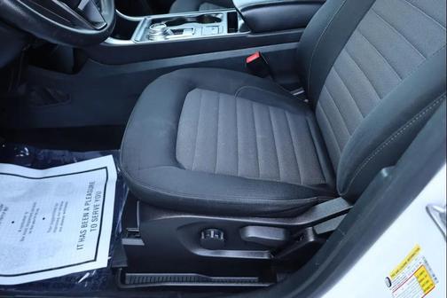 Oxford White 2022 Ford Edge SE