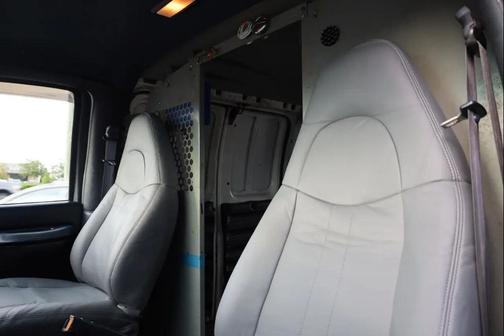 Summit White 2000 Chevrolet Express 2500 LT