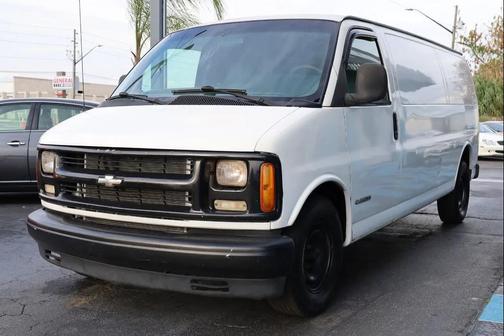 Summit White 2000 Chevrolet Express 2500 LT