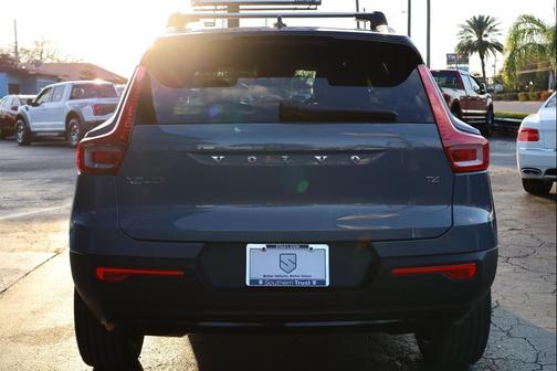 2022 Volvo XC40 T4 R-Design