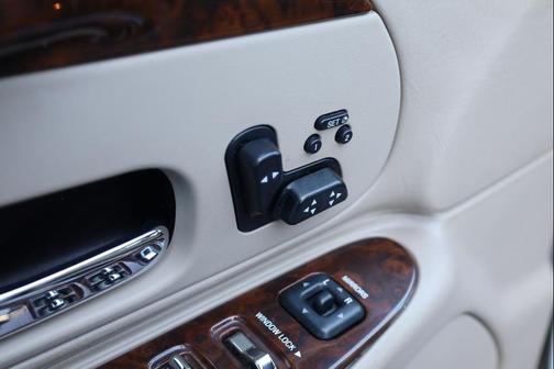 2001 Lincoln Town Car Signature