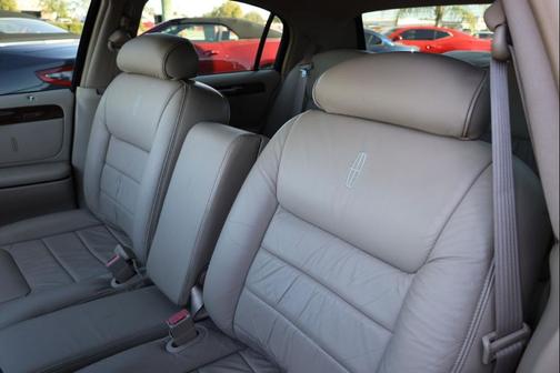 2001 Lincoln Town Car Signature